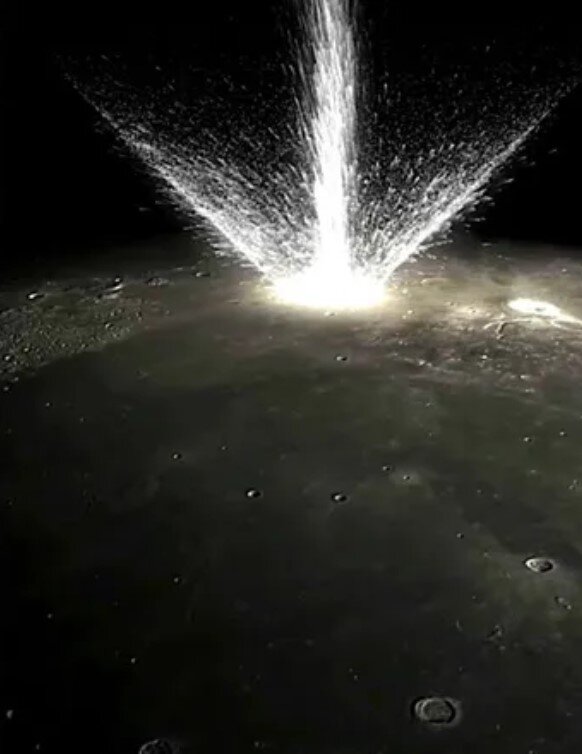 Метеорит врезается в поверхность Луны