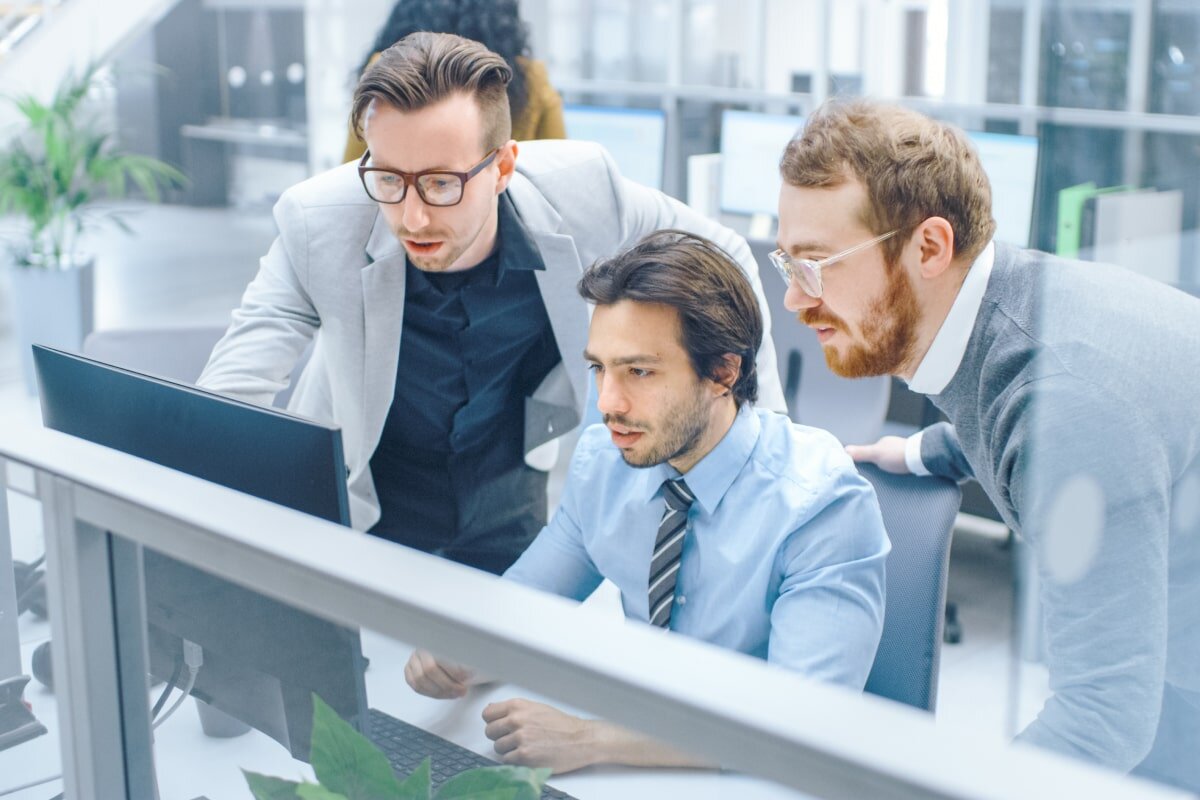    Проводить анализ могут целые команды экспертов