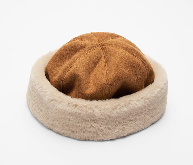 Смотрим, как подобрать шапку для яркого зимнего лука
