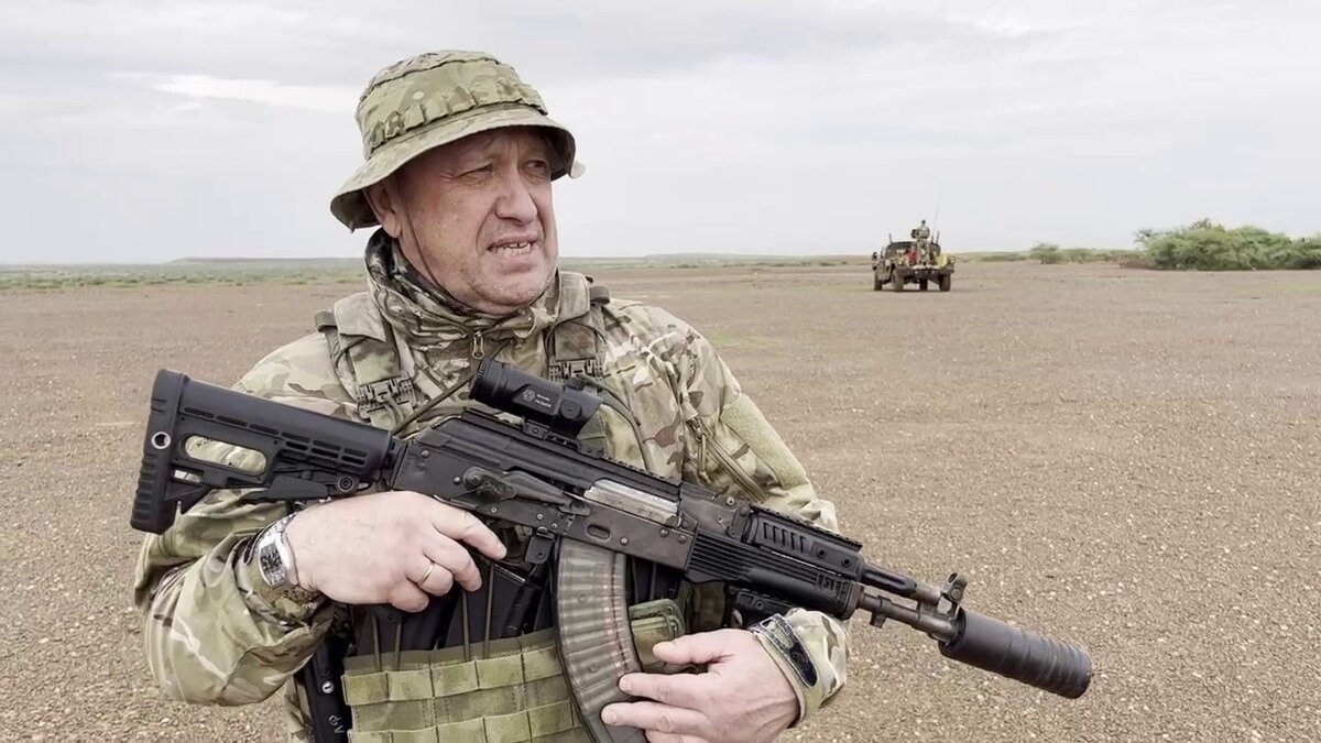     В Тверской области разбился самолет Embraer с основателями ЧВК «Вагнер» Евгением Пригожиным и Дмитрием Уткиным. Погибли все десять человек, находившиеся на борту. Собрали в одном материале все подробности происшествия.