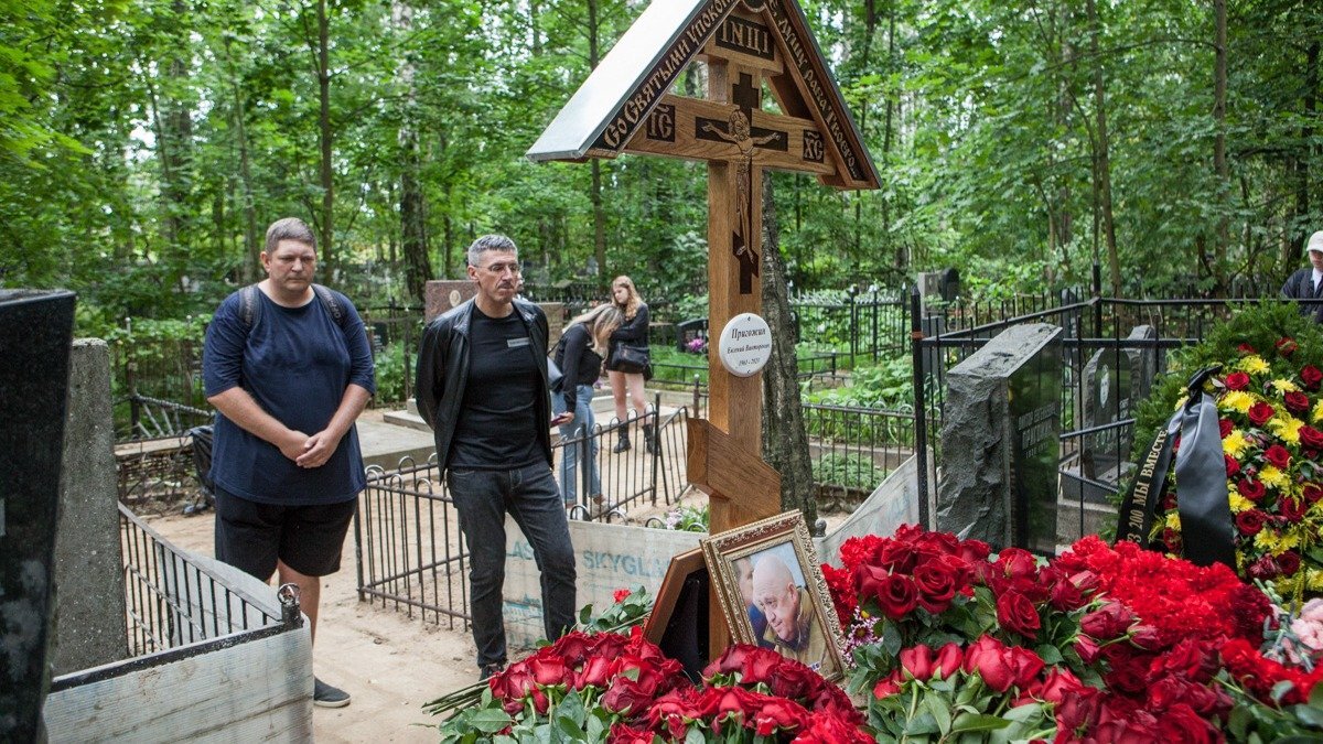 Пороховском кладбище в петербурге. Пороховское кладбище Санкт-Петербург Пригожин. Пороховское кладбище могила Пригожина.