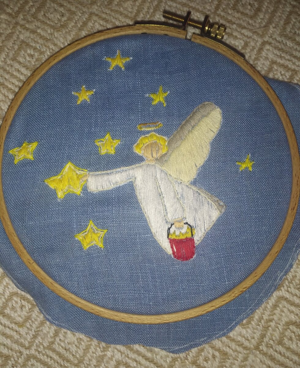 Это дочь летом вышивкой увлекалась 