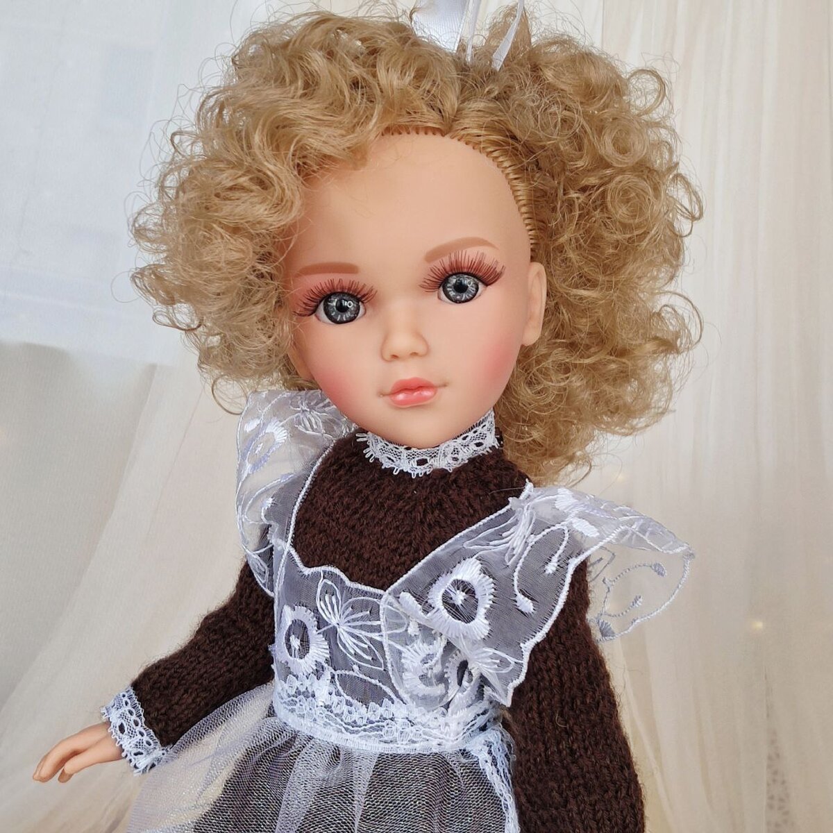 Листайте карусель - смотрите фото куклы Марисоль в школьной форме.