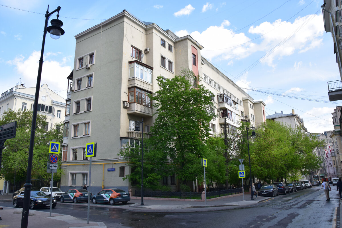 Жилой дом кооператива "Энергетик". 1933 г., архитекторы А.М. Митлаевский и А.М. Покорный. Большой Николопесковский переулок д. 6. Фото автора канала "Приключения Тома Сойера".