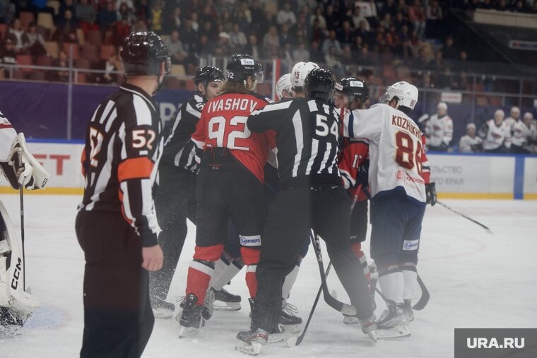    Команда «Молот» проиграла со счетом 3:0