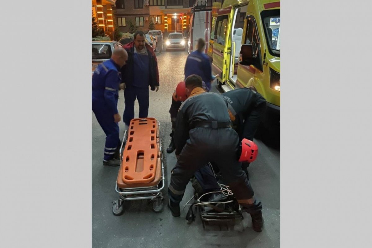    В Анапе мужчина упал с верхнего этажа дома на козырек подъезда