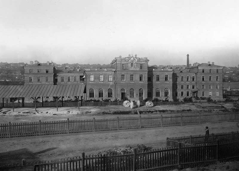 Старое здание вокзала в 1875 году