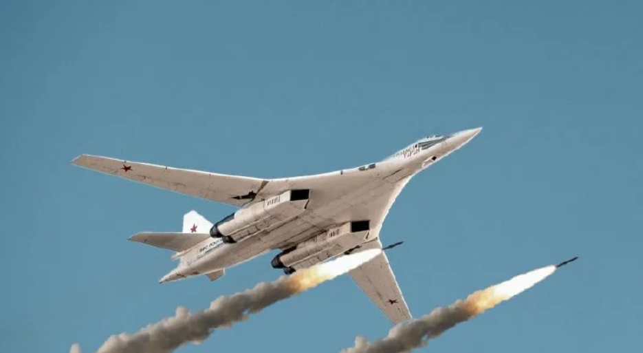 Новому стратегическому бомбардировщику Ту-160М - новые ракеты.  Кадры МО РФ