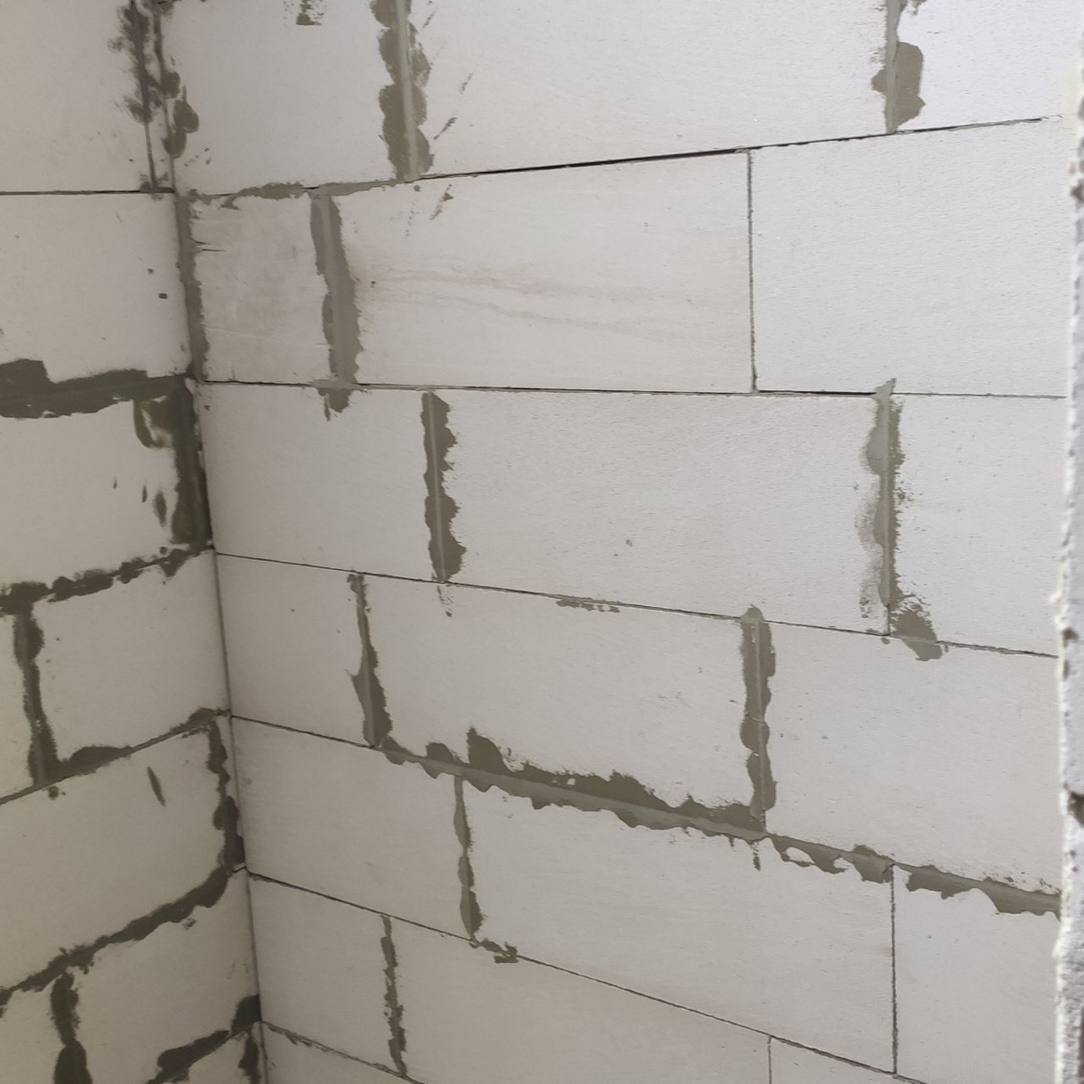 Такими стены были до ремонта