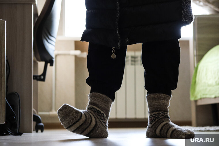    Жители дома вынуждены ходить в верхней одежде, чтобы согреться