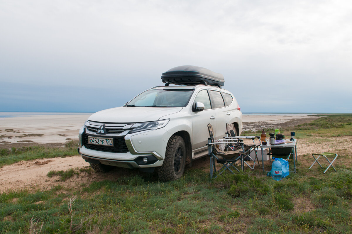 Завтрак на Эльтоне. Ветер в тот день был нещадный, и машина выполняла роль стены, за которой можно спрятаться.
