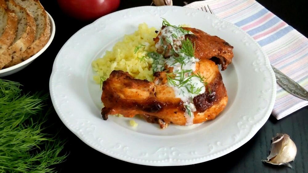 Люблю это блюдо за простоту и невероятный вкус.   Поджаристая и очень вкусная курица, пропитанная ароматами специй! А на гарнир, как нельзя лучше, подойдёт отварной рис.