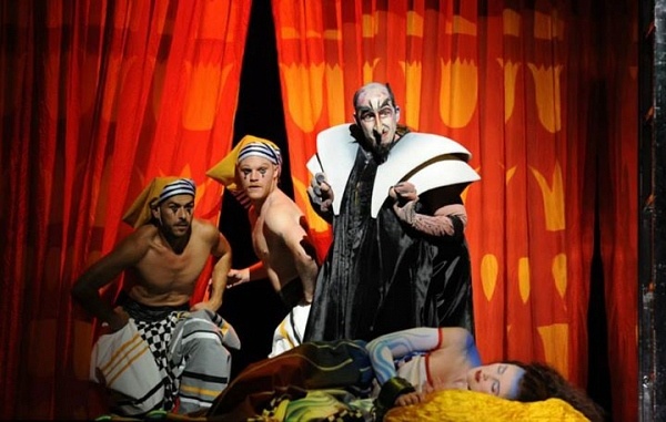  
Kanen Breen (Monostatos) и Taryn Fiebig (Pamina)