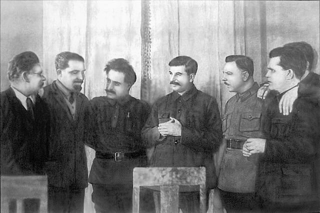 1. В день 50-летия Генерального секретаря ЦК ВКП(б) И. В. Сталина. Слева направо: М. И. Калинин, Л. М. Каганович, Г. К. Орджоникидзе, И. В. Сталин, К. Е. Ворошилов, С. М. Киров