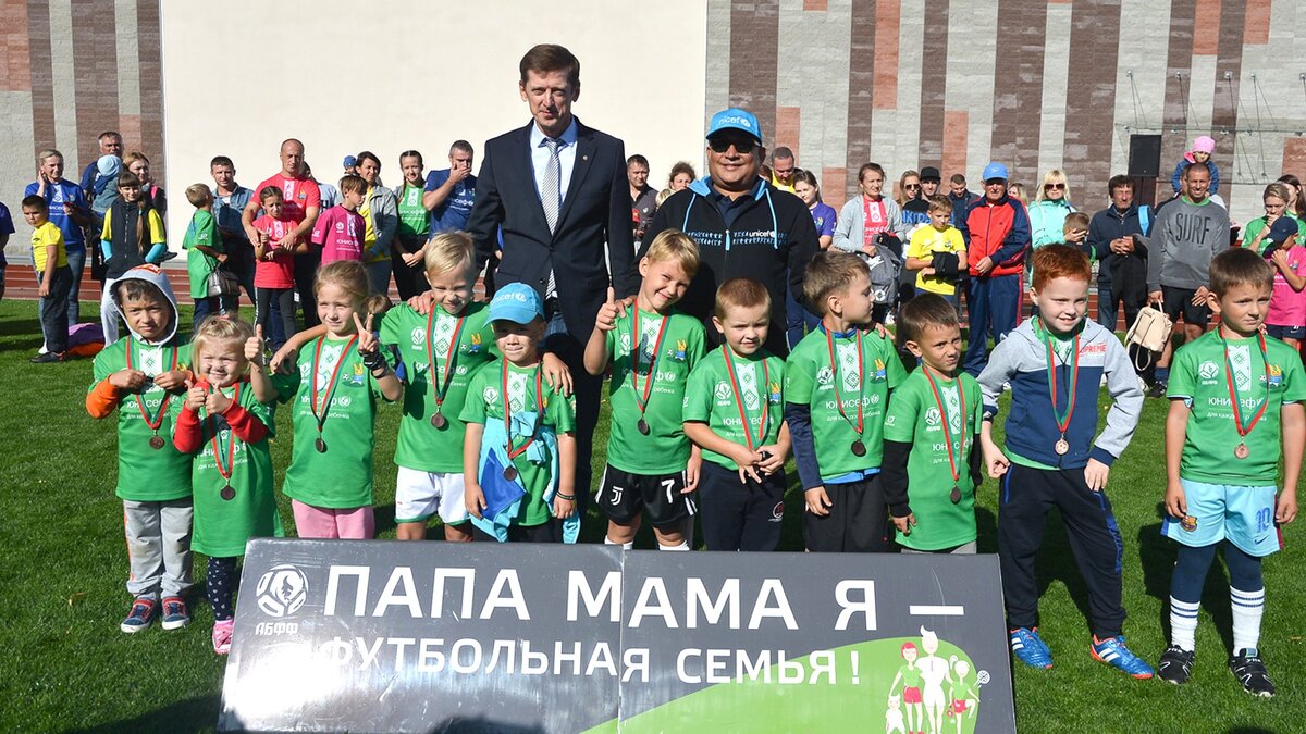 Как сообщает пресс-служба Ассоциации "Белорусская федерация футбола, по итогам предварительного отбора (27 турниров в областных центрах и регионах Беларуси) 86 семей получили право сразиться за звание лучшей. И в выходные на площадке главной открытой арены республики почти 400 претендентов на титул в очном споре определили сильнейшего.
