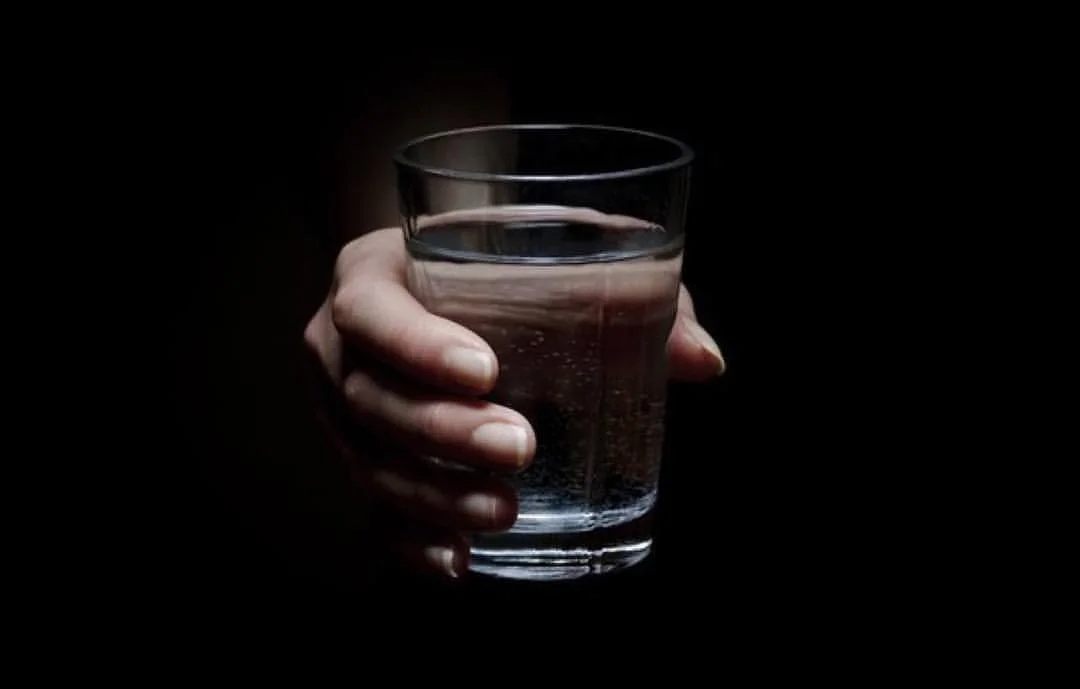 Выпейте стакан воды 1. Рюмка в руке. Стакан воды. Стакан воды в руке.
