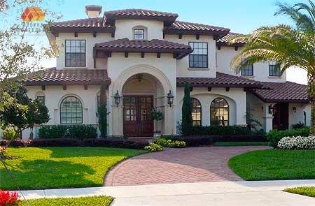 Каскадное расположение объемов с пологой черепичной кровлей и арочными окнами 