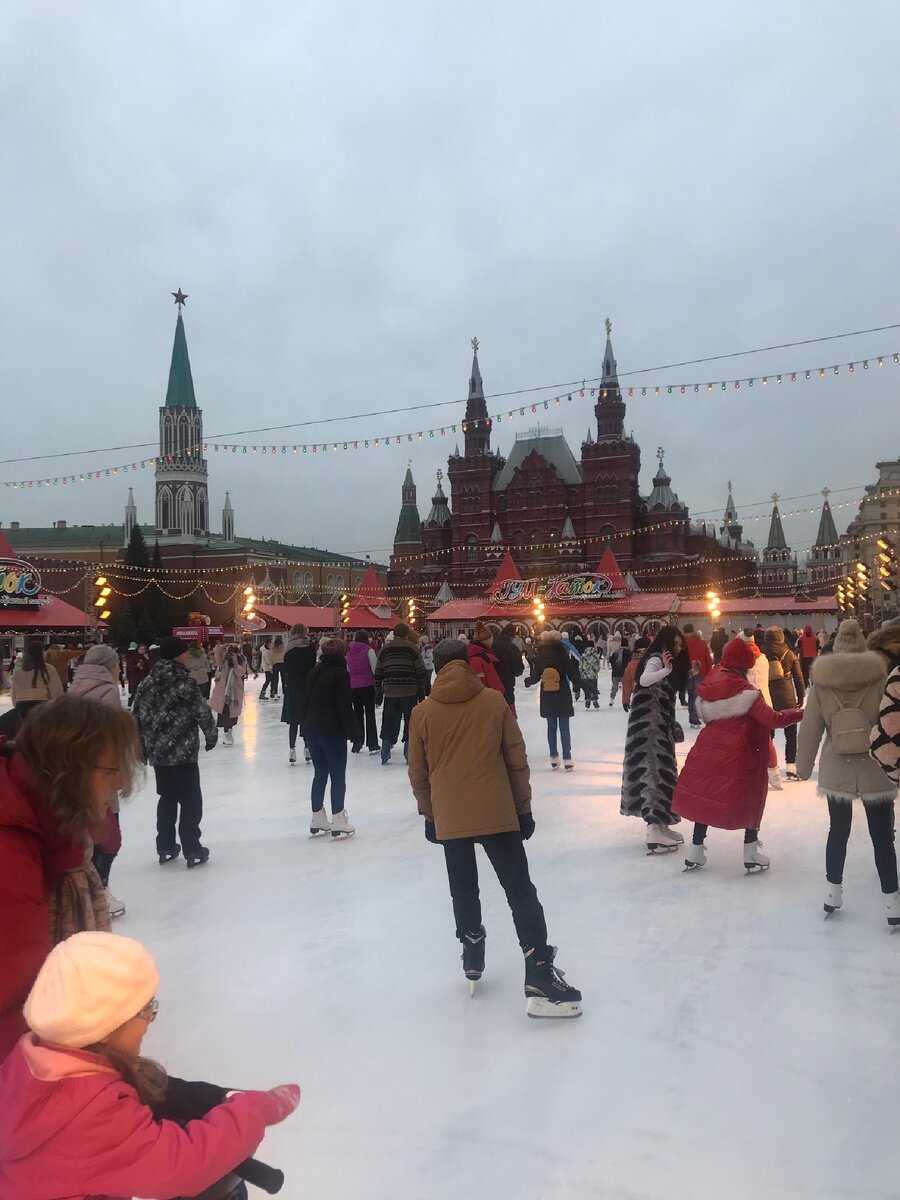 Было пасмурно и казалось, что вечер.