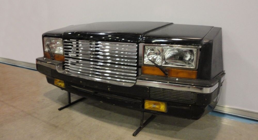 Источник:  "adler-m.ru". Передняя часть ЗиЛ-4102 «Мишка» с видоизмененным бампером.