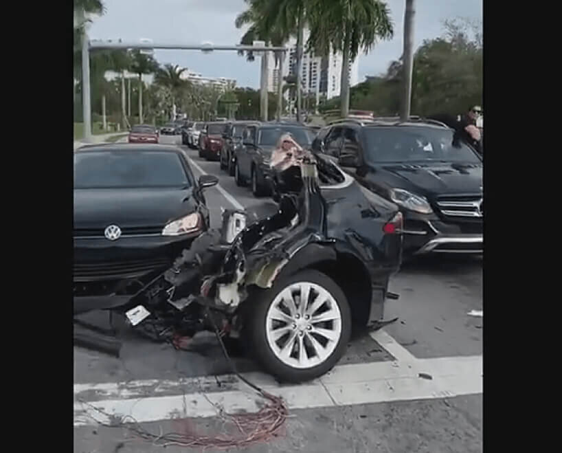 Задняя часть электромобиля Tesla Model X