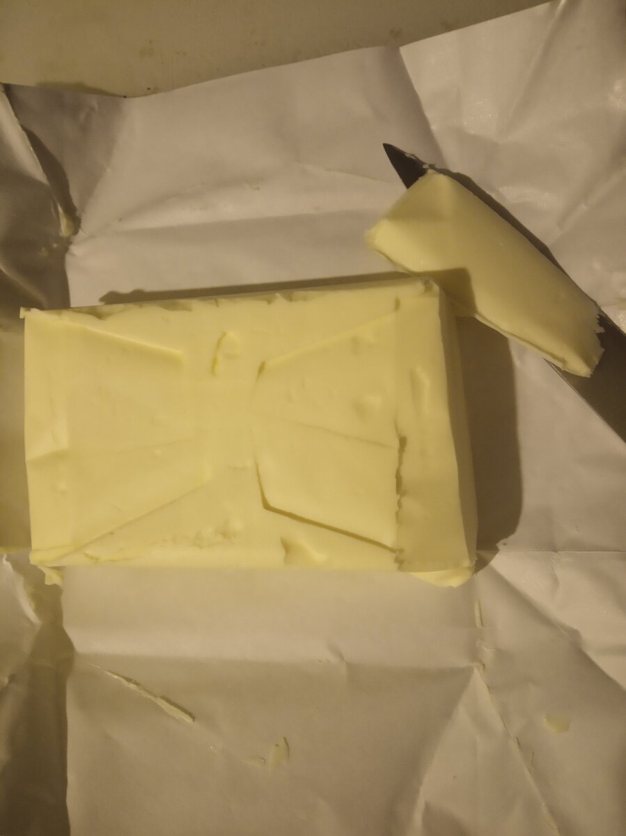 Хлеб со сливочным маслом - вещь в рационе не заменимая, нужно только подобрать свою вкусовую добавку, чтобы сделать завтраки максимально полезными для здоровья.