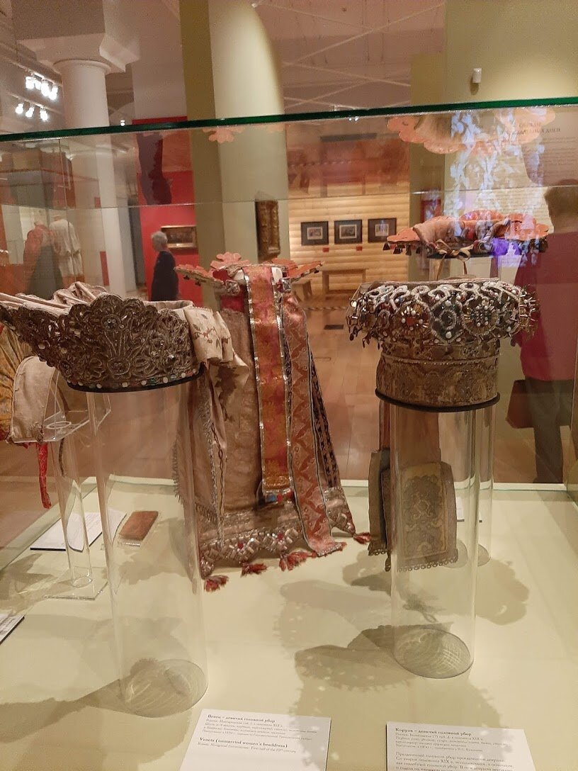 Сначала был просто праздничный головной убор просватанной девушки, позже стал свадебным.