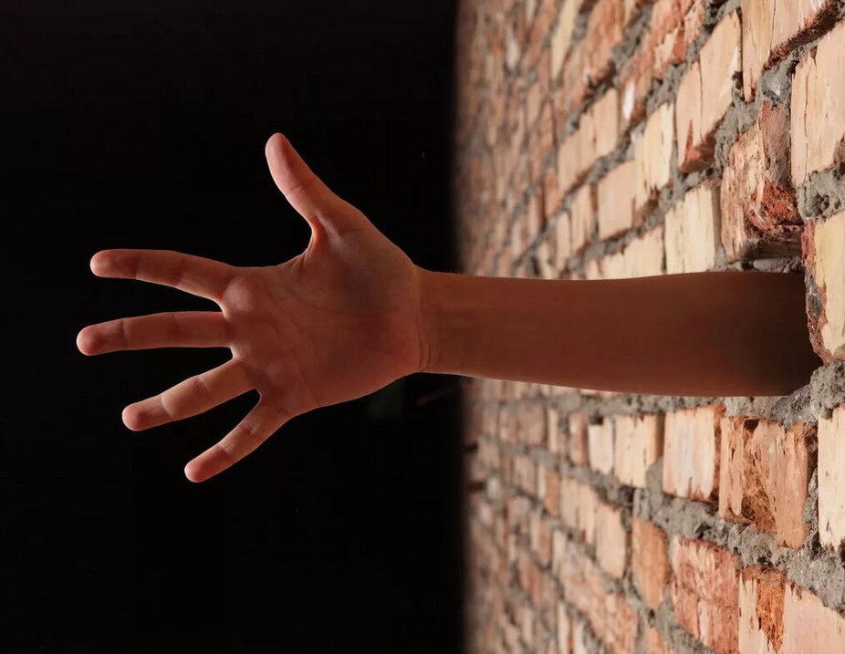 Януш Квалежек родился в Польше в 1880 году. Этот человек стал известен благодаря своему дару телепортации и умению проходить сквозь стены.-3