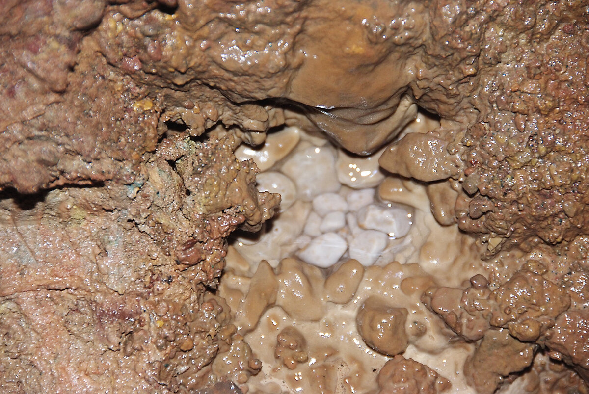 Пещерный жемчуг в закрытой части Левобережной пещеры (в Жемчужной пещере его давно уже не найти).