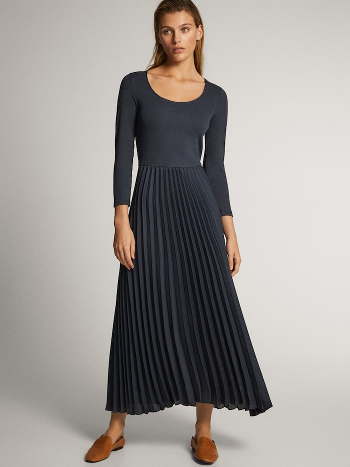 Платье с плиссированной юбкой. Цена: 8490