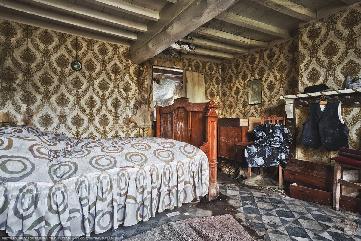 Заглянули в заброшенный бельгийский дом на краю леса. Интересные находки внутри старого особняка!