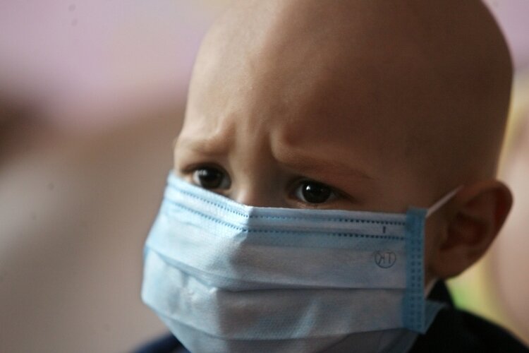 Значительная доля случаев коронавируса в Российской Федерации объединена с завозом инфекции из-за рубежа, однако продвижение наступает также изнутри государства из-за людей, которые не соблюдают режим самоизоляции, сообщил советник руководителя по научной работе Центрального НИИ эпидемиологии Роспотребнадзора, главный эксперт московской инфекционной медицинской клиники №2, академик Витя Малеев. 