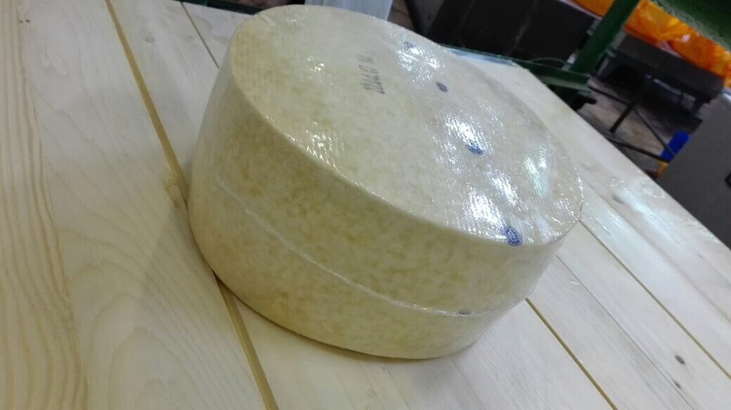 Упаковка сыра в термоусадочный пищевой пакет