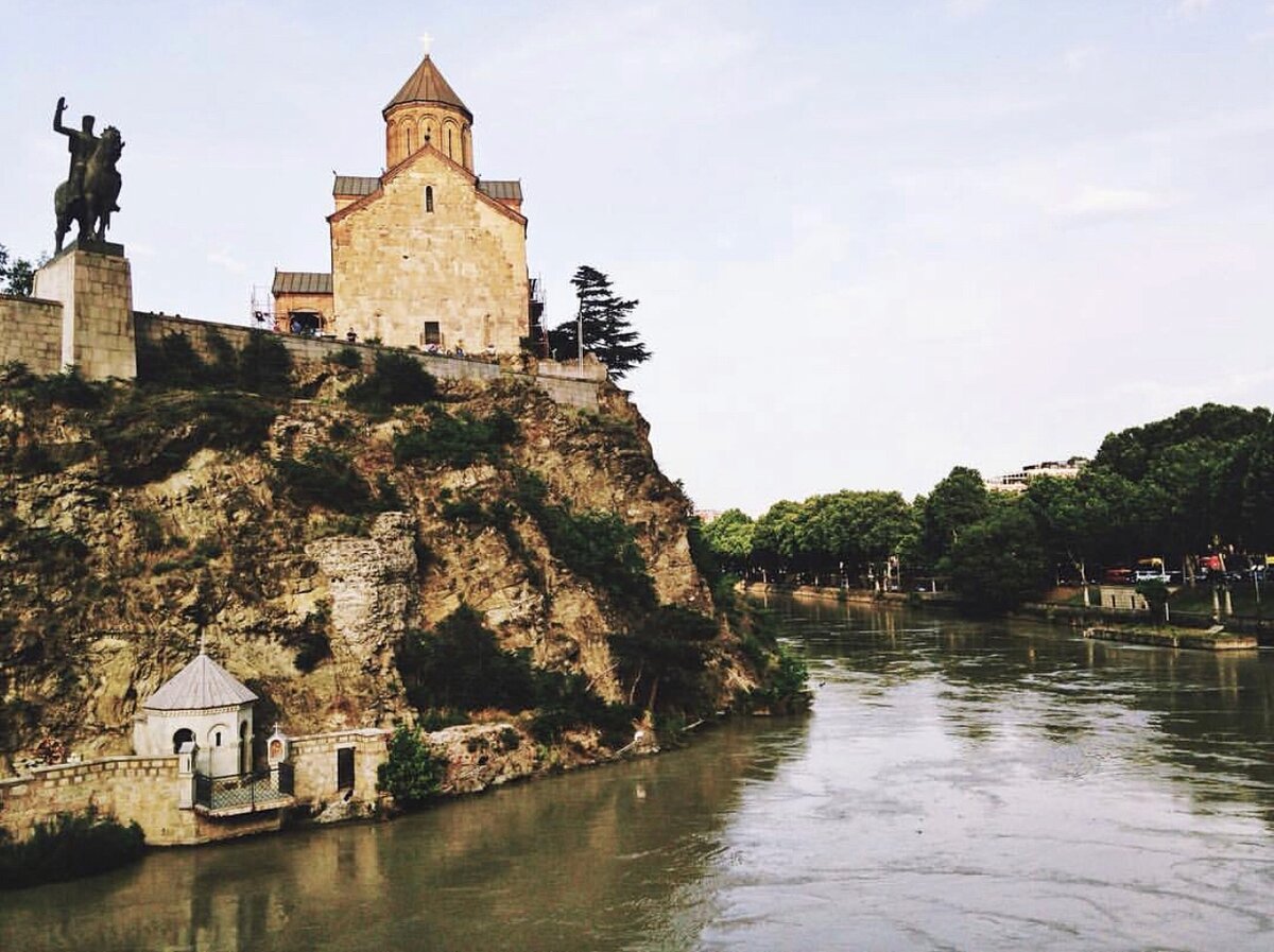 Памятник Вахтангу Горгасали, основатель Тбилиси и храм Метехи 
