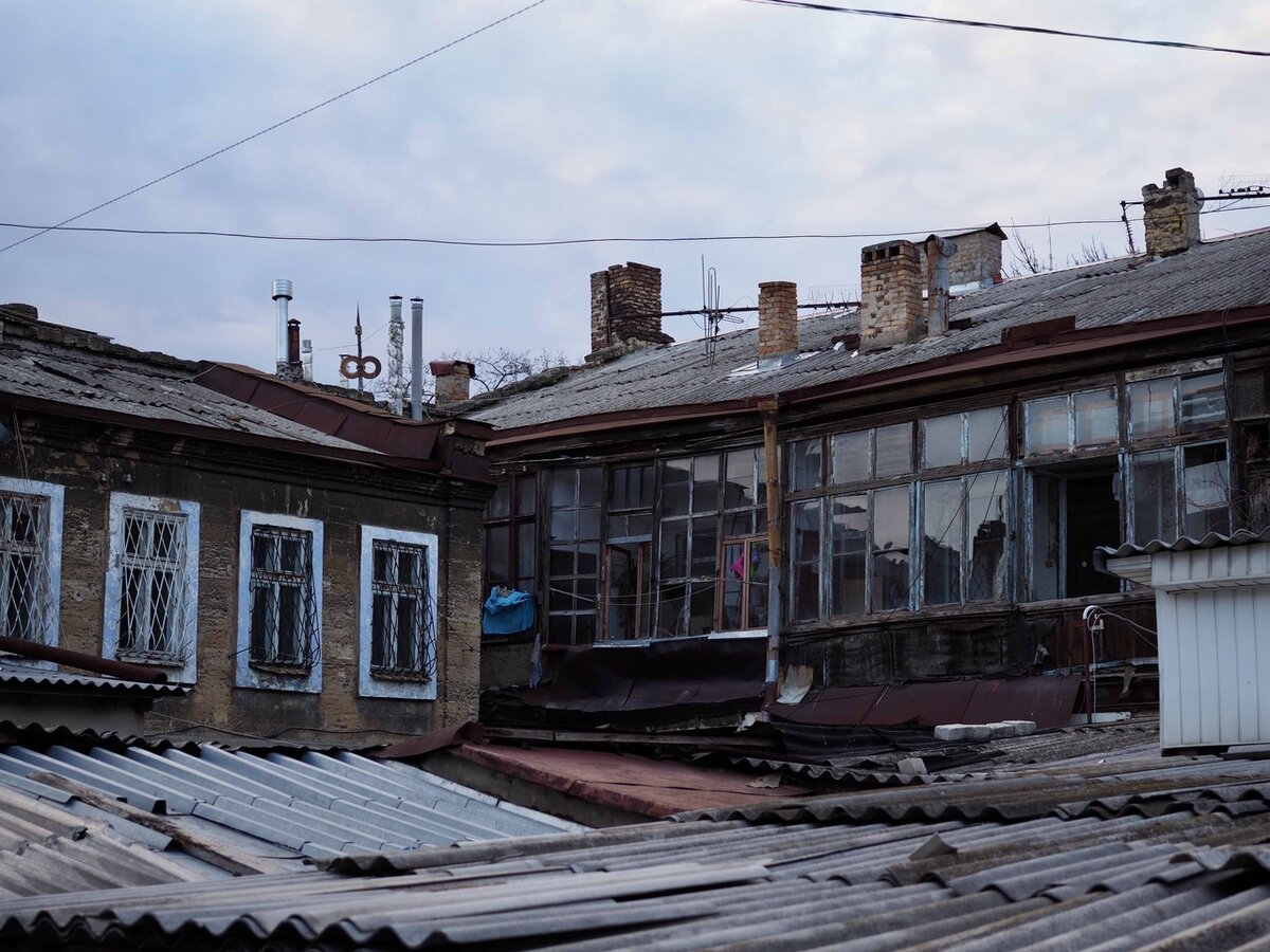 В этом дворе свободное пространство есть только для прохода - всё остальное застроено то ли гаражами, то ли сарайчиками - на фото видны их сплошные крыши