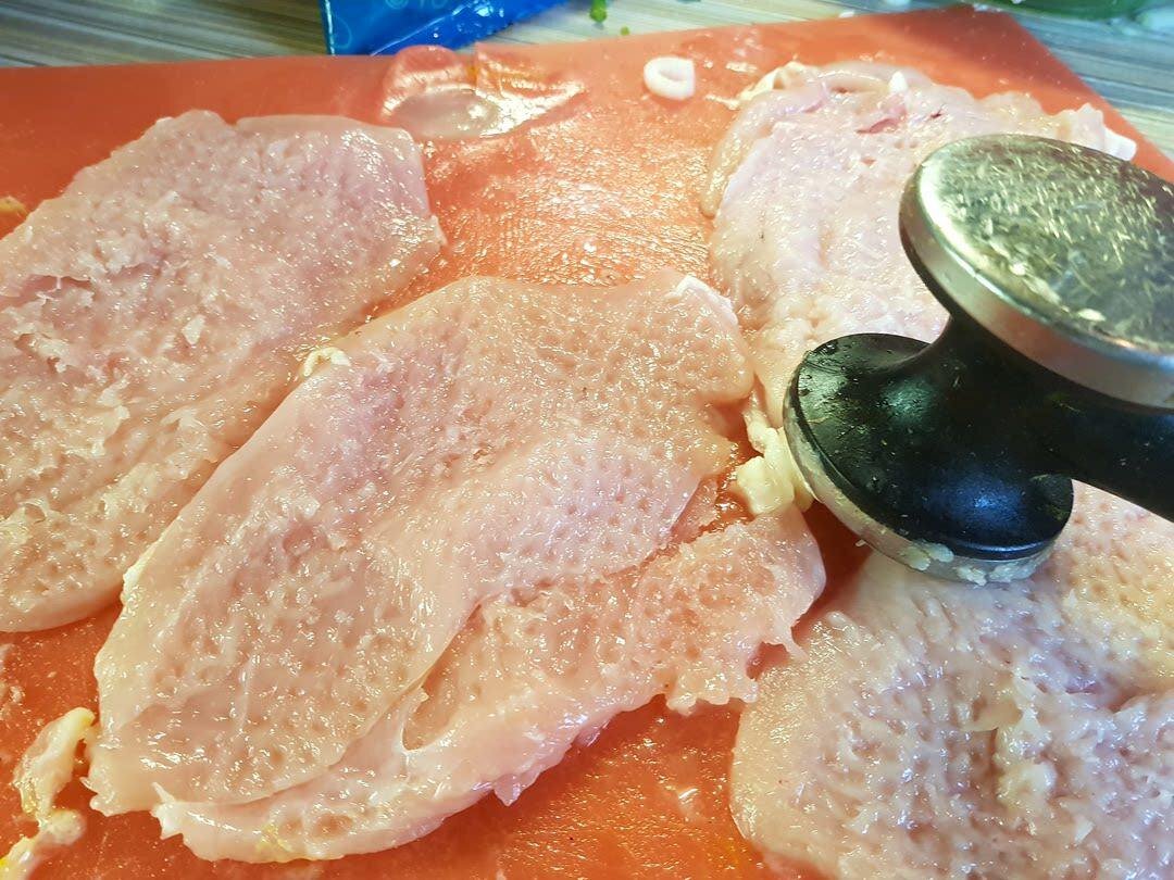 Куриное филе отбить с двух сторон