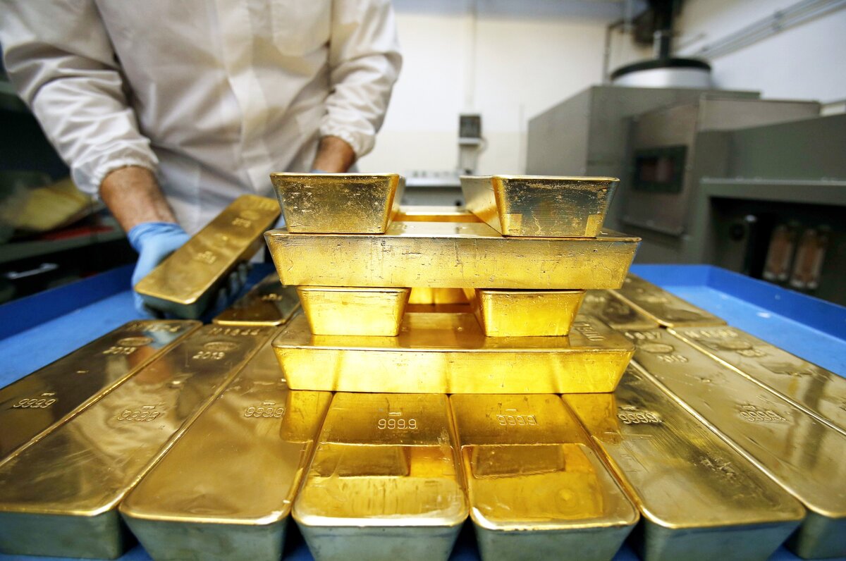 В ближайшем будущем наши производители смогут получить генеральные лицензии на экспорт золота. Такое обстоятельство должно еще больше повысить ликвидность их золота.