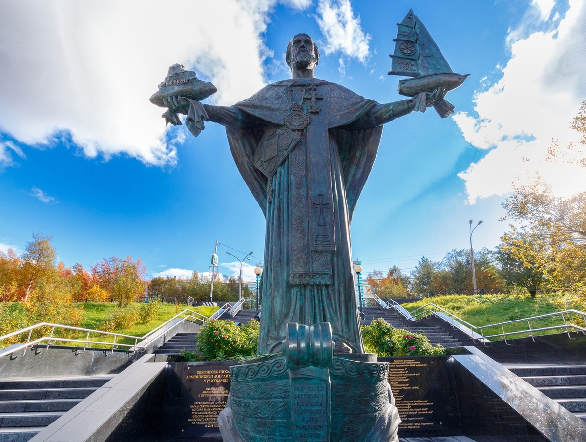 Памятники в мурманске. Статуя Николая Чудотворца в Мурманске. Памятник Николаю Мирликийскому. Мурманск памятник Николаю. Памятник святителю Николаю Чудотворцу Мурманск.