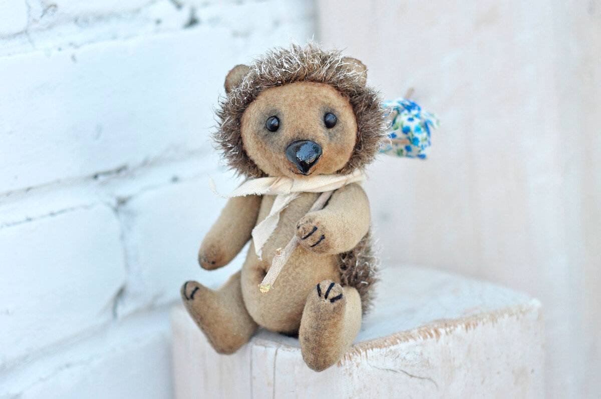 Однажды носорог решил пойти погулять, потому что погода была очень хорошая. Он шел и наслаждался солнцем, которое согревало его тело. В какой-то момент он увидел на расстоянии, что кто-то сидит под деревом. Оказалось, это был ёжик. Он сидел там и плакал.   