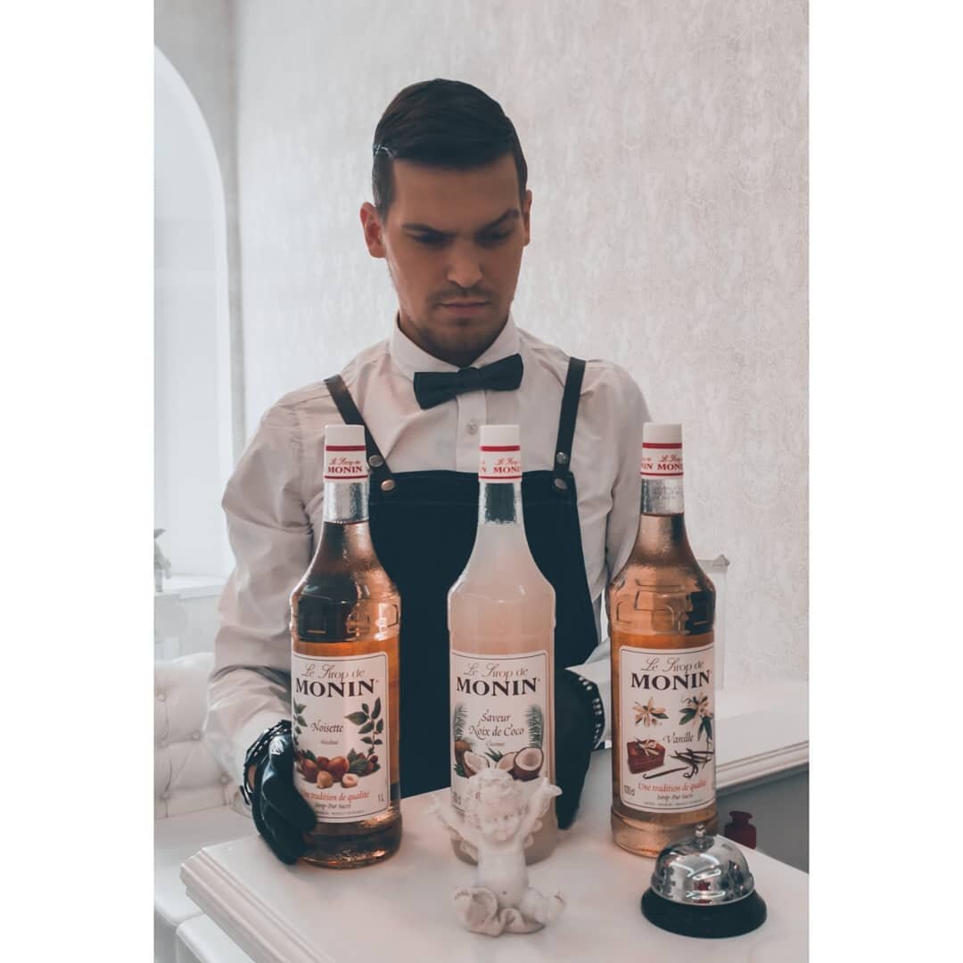 На фото Шефы-Бариста и владельцы бара @Paradise_sirop: @saleksandro и @lagunin.boss. Изначально только владельцы могут разработать строгие правила сервиса, по которым в дальнейшем будут работать сотрудники. @natalia_roskosh