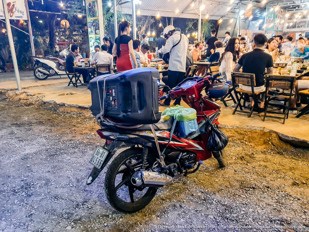 Случайно зашли в кафе во Вьетнаме, в котором все столики заняты местными. А оказалось, что еду пришлось готовить…