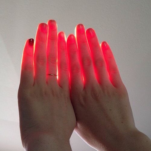 Чем больше просветов между пальцами, чем шире эти просветы, тем щедрее человек! 