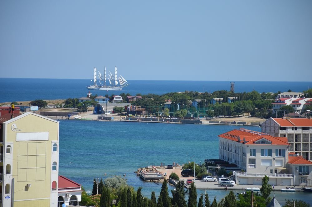 Парусник "Херсонес" направляется к входу в Севастопольскую бухту. Фото: Кирилл Сомов