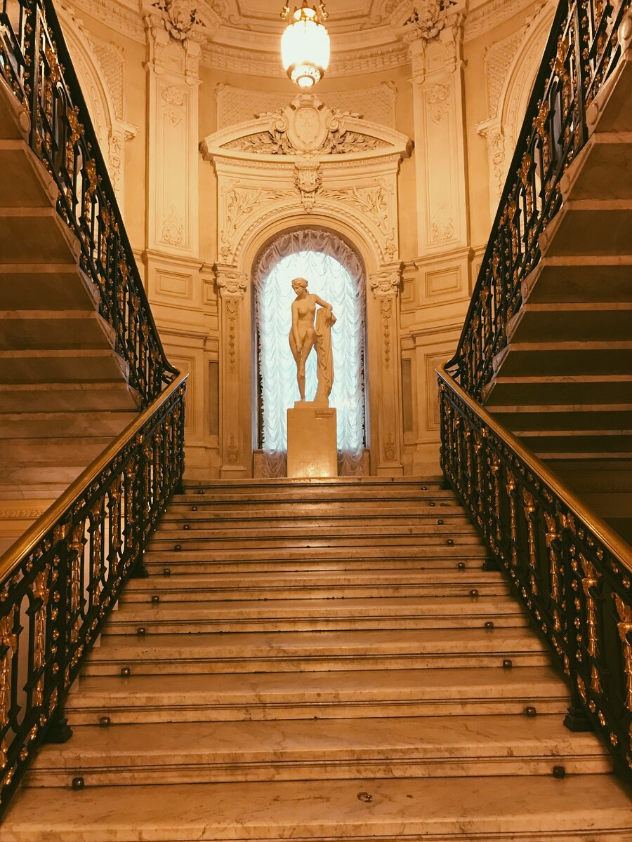 Парадная лестница особняка. Фото из личного архива автора