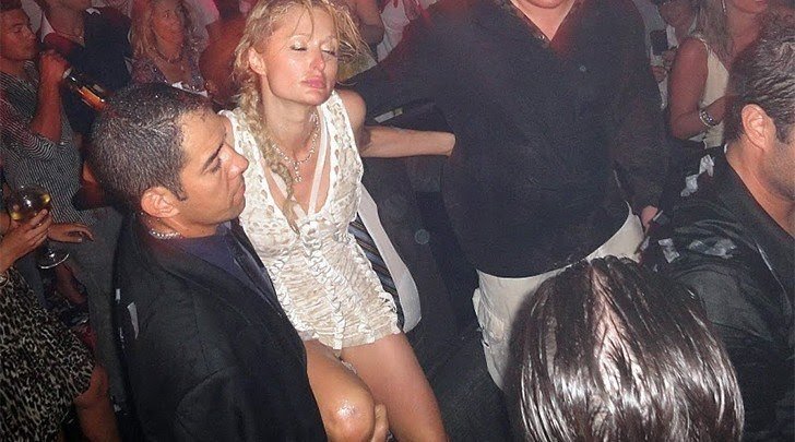 Светскую львицу приходится буквально нести на руках.