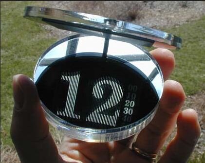 А это карманный вариант. Фото взято с сайта патентообладателя - http://www.digitalsundial.com/product.html