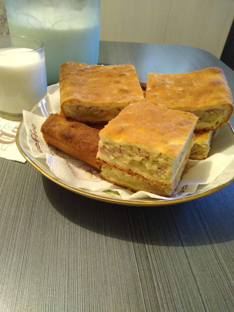 Пирог с картошкой и мясом . Он очень хорош с холодным молочком !