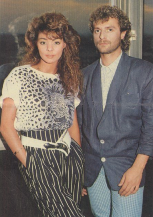 Михаэль с женой известной певицей Сандрой.