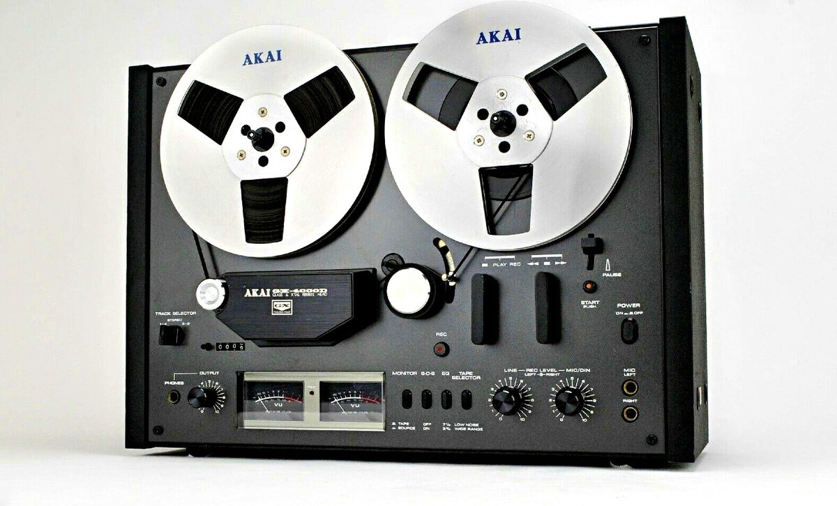 катушечный магнитофон AKAI GX-4000D в черной цветовой гамме