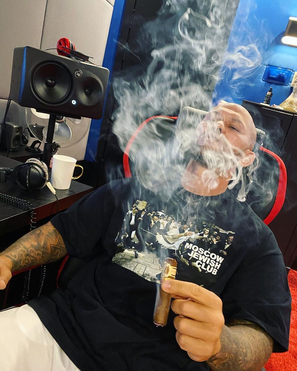 Фото: https://ispics.com/p/B-H6yoPjLex/