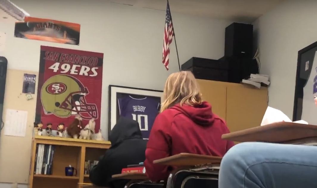 Которой нет вообще. (Разве что в исключительных частных школах) Можно ходить в чем угодно, и выражаться как угодно.